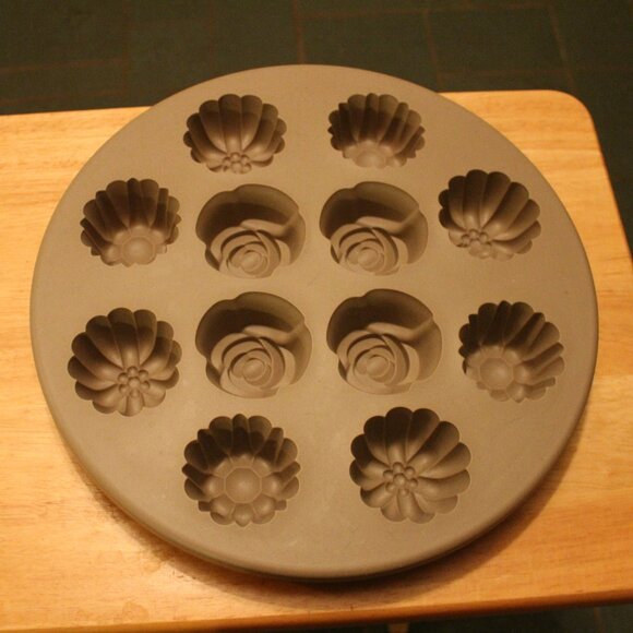 Round Tan Silicone Tray Molds Sunflowers Roses Flower 1 Dozen 13 1/2" x 1 1/2" - Picture 1 of 3